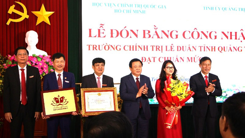 Đồng chí Nguyễn Xuân Thắng trao bằng công nhận đạt chuẩn mức 1 cho Trường Chính trị Lê Duẩn. 