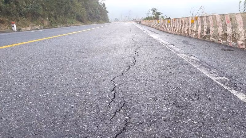 Vết nứt dọc theo mặt đường trên Quốc lộ 1 đoạn qua đèo Ngang, nối 2 tỉnh Quảng Trị và Hà Tĩnh.