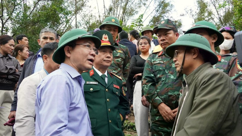 Phó Chủ tịch Ủy ban nhân dân tỉnh Quảng Trị Hoàng Xuân Tân (bên trái) động viên, chỉ đạo lực lượng chức năng đang tìm kiếm 2 nạn nhân mất tích trên sông Gianh. (Ảnh: QV)