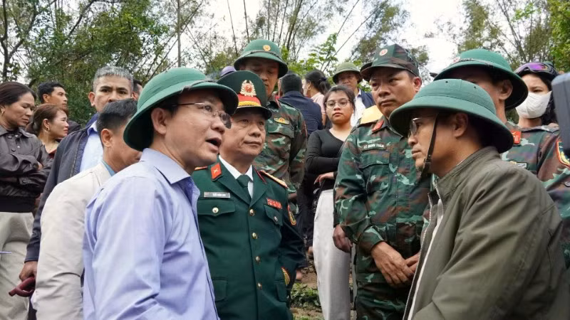 Phó Chủ tịch Ủy ban nhân dân tỉnh Quảng Trị Hoàng Xuân Tân (bên trái) động viên, chỉ đạo lực lượng chức năng đang tìm kiếm 2 nạn nhân mất tích trên sông Gianh. (Ảnh: QV)