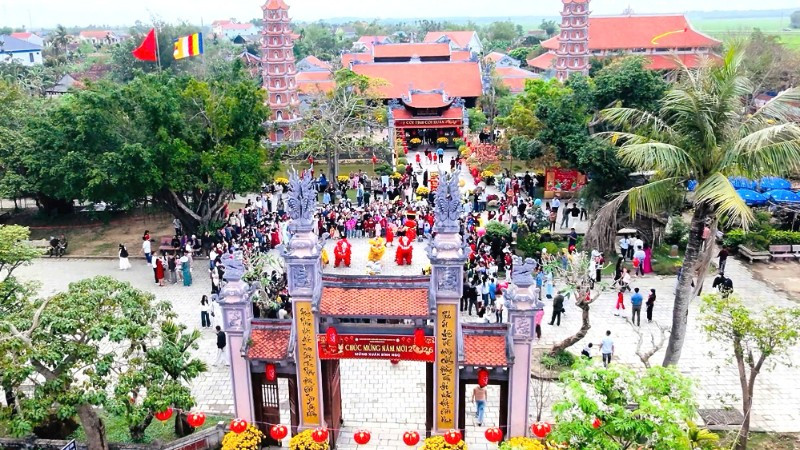 Chùa Hoằng Phúc trong ngày đầu năm mới Bính Ngọ 2026 đón rất đông người dân đến chiêm bái, tham quan.