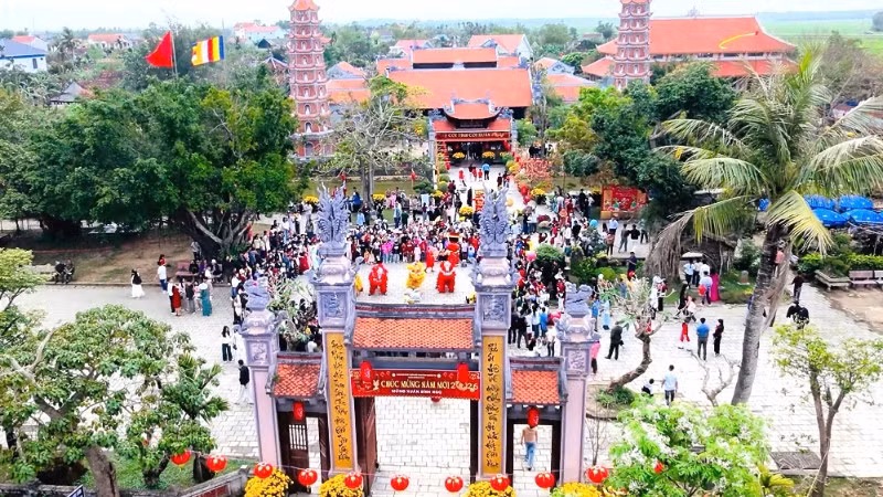 Chùa Hoằng Phúc trong ngày đầu năm mới Bính Ngọ 2026 đón rất đông người dân đến chiêm bái, tham quan.