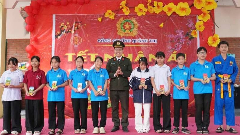 Thừa ủy quyền của Giám đốc Công an tỉnh, Ban Thanh niên Công an Quảng Trị trao quà Tết cho các em mồ côi tại Làng trẻ SOS Đồng Hới.