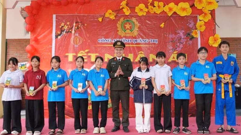 Thừa ủy quyền của Giám đốc Công an tỉnh, Ban Thanh niên Công an Quảng Trị trao quà Tết cho các em mồ côi tại Làng trẻ SOS Đồng Hới.
