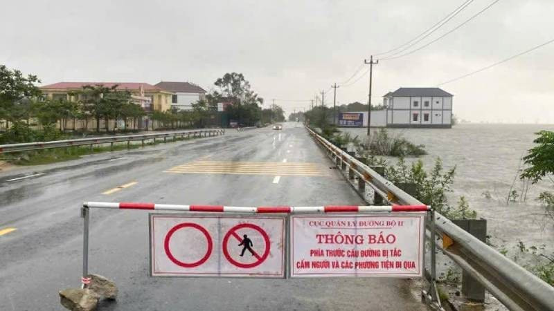 Công an xã Ninh Châu đề nghị người dân không điều khiển phương tiện qua vùng ngập lụt để bảo đảm an toàn.