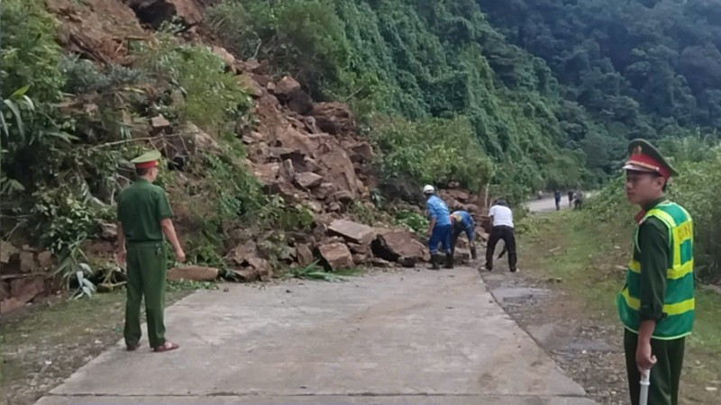 Đường Hồ Chí Minh đoạn qua xã Trường Sơn, tỉnh Quảng Trị xảy ra sạt lở đất, đá với khối lượng lớn.