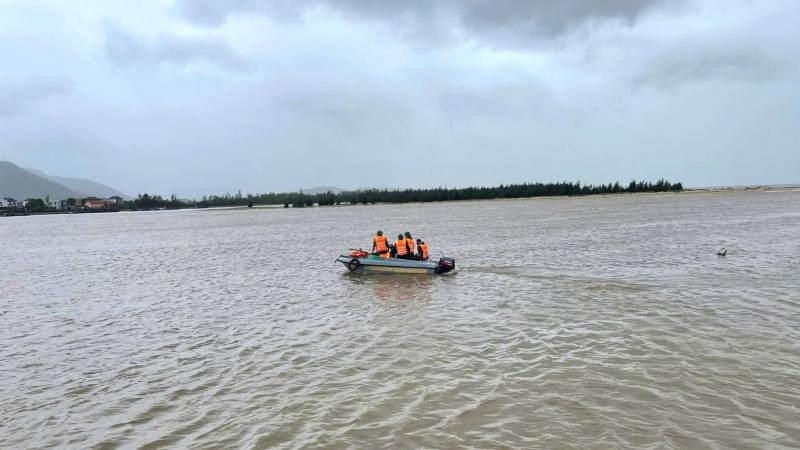 Lực lượng của Đồn Biên phòng Roòn tìm kiếm ngư dân bị mất tích ở cửa sông Roòn. 