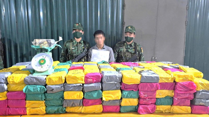 Một đối tượng người Lào vận chuyển ma túy bị bắt và tang vật là lượng ma túy "khủng" nhất từ trước tới nay ở phía bắc tỉnh Quảng Trị.