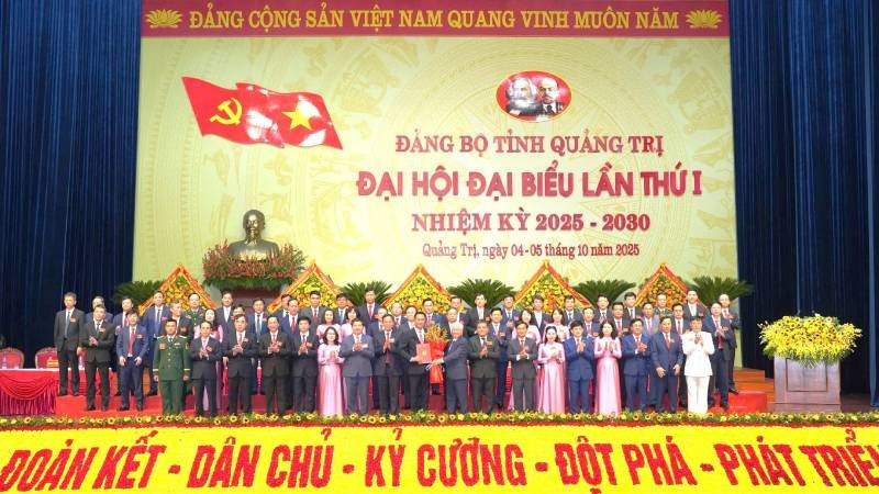 Ban Chấp hành Đảng bộ tỉnh Quảng Trị nhiệm kỳ 2025-2030 ra mắt nhận nhiệm vụ.