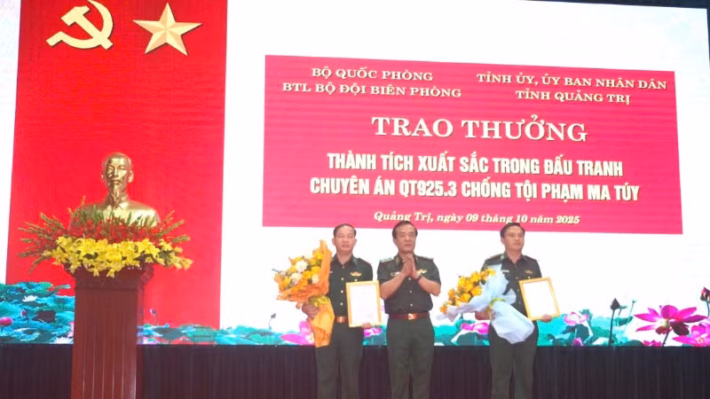 Trung tướng Lê Đức Thái, Tư lệnh Bộ đội Biên phòng thừa ủy quyền của lãnh đạo Bộ Quốc phòng trao thưởng cho Ban chuyên án.