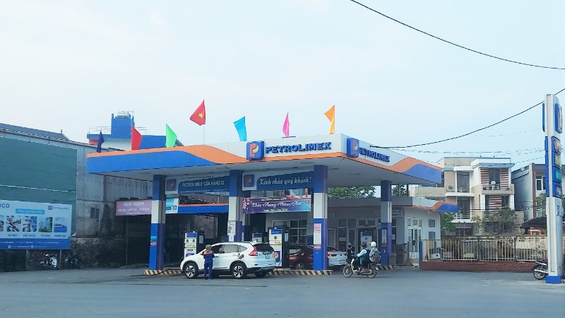Một cửa hàng bán xăng dầu tại phường Đồng Hới, tỉnh Quảng Trị. (Ảnh minh họa)