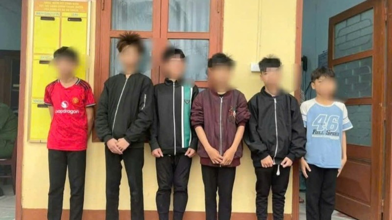 Nhóm thiếu niên có hành động ném đá vào xe ô-tô bị cơ quan công an triệu tập làm việc