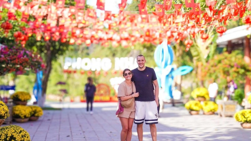 Khách du lịch nước ngoài tham quan động Phong Nha trong dịp Tết 2026.