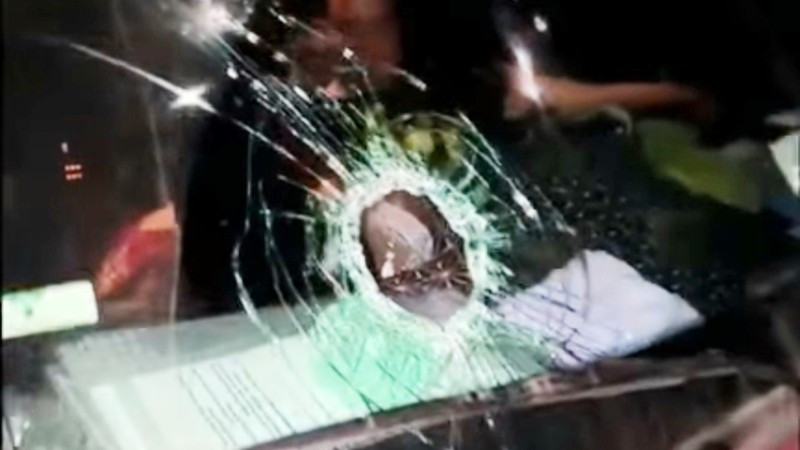 Kính chắn gió của một xe tải bị vỡ sau khi bị ném đá khi di chuyển trên cao tốc qua phía bắc tỉnh Quảng Trị