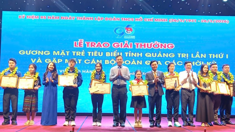 Các đồng chí lãnh đạo tỉnh Quảng Trị trao giải thưởng “Gương mặt trẻ tiêu biểu tỉnh Quảng Trị lần I" cho các cá nhân.