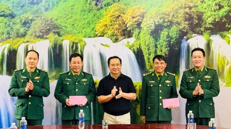 Đồng chí Nguyễn Văn Được, Chủ tịch Ủy ban nhân dân Thành phố Hồ Chí Minh tặng quà cho 2 Đồn Biên phòng Cà Roòng và Cồn Roàng đóng quân tại xã Thượng Trạch. (Ảnh: TT)