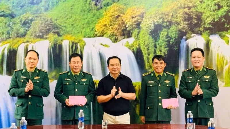 Đồng chí Nguyễn Văn Được, Chủ tịch Ủy ban nhân dân Thành phố Hồ Chí Minh tặng quà cho 2 Đồn Biên phòng Cà Roòng và Cồn Roàng đóng quân tại xã Thượng Trạch. (Ảnh: TT)