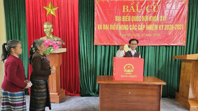 Trưởng bản Hồ Văn Ba bỏ lá phiếu đầu tiên tại khu vực bỏ phiếu số 16 bản Hôi Rấy.