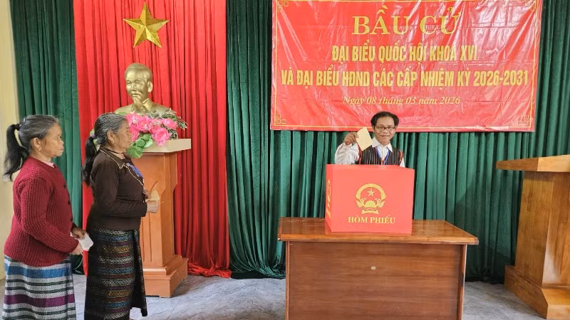 Trưởng bản Hồ Văn Ba bỏ lá phiếu đầu tiên tại khu vực bỏ phiếu số 16 bản Hôi Rấy.