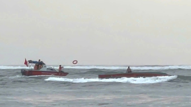 Lực lượng của Đồn Biên phòng Nhật Lệ ứng cứu thuyền trưởng tàu cá QB-11064 TS bị chìm.