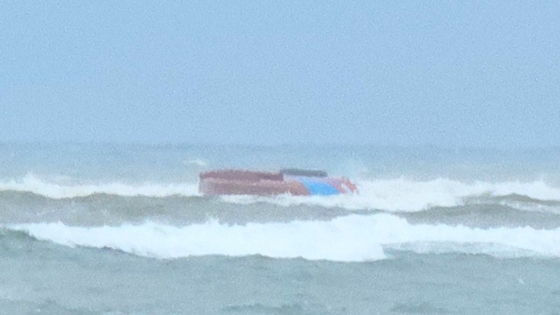 Tàu cá chìm ngay trước cửa Nhật Lệ, các ngư dân tự bơi vào bờ an toàn.