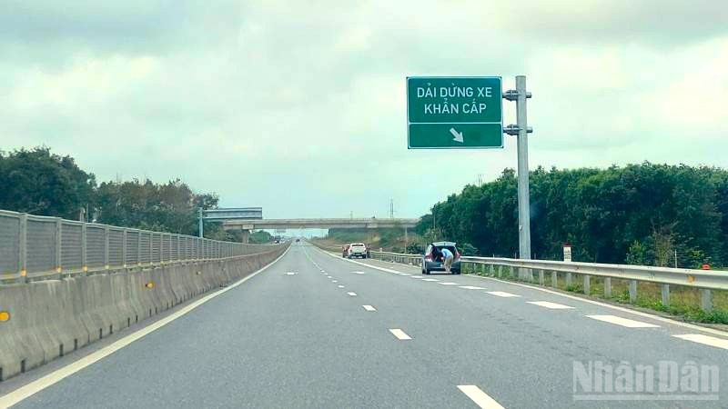 Do chưa có trạm dừng nghỉ nên lái xe đều dừng nghỉ tạm trên dải dừng xe khẩn cấp của cao tốc bắc-nam đoạn qua Quảng Trị.