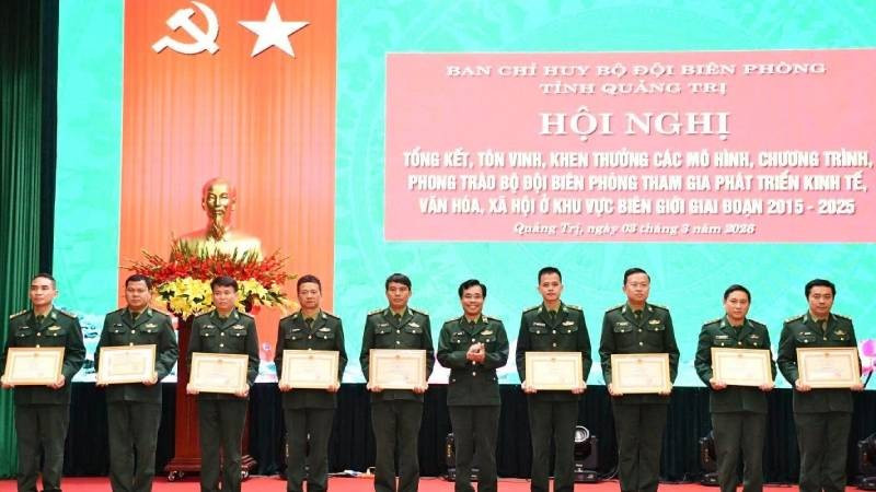 Đại diện Bộ Tư lệnh Bộ đội Biên phòng trao Bằng khen cho các tập thể, cá nhân có thành tích xuất sắc.