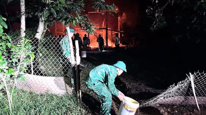 Cán bộ, chiến sĩ Đồn Biên phòng Ba Tầng nỗ lực dập lửa cháy nhà dân.