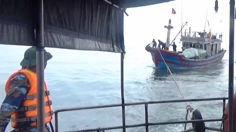 Bộ đội Biên phòng Quảng Bình (cũ) lai dắt tàu cá bị nạn vào bờ an toàn. (Ảnh minh họa)