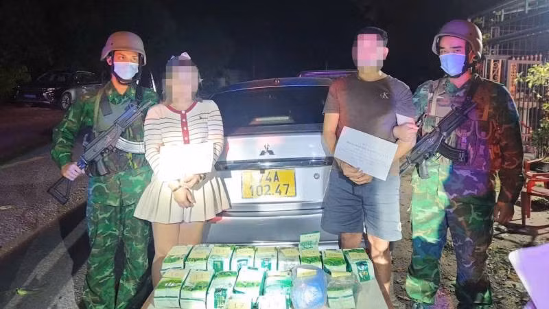 Đối tượng và tang vật bị bắt giữ. (Ảnh: Bộ đội Biên phòng cung cấp)