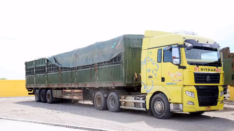 Phương tiện chở hàng hóa vượt hơn 400% tải trọng bị Cảnh sát giao thông Công an tỉnh Quảng Trị xử lý.