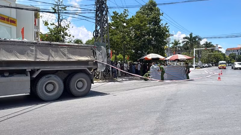 Hiện trường vụ tai nạn trưa nay tại phường Đồng Hới, tỉnh Quảng Trị.