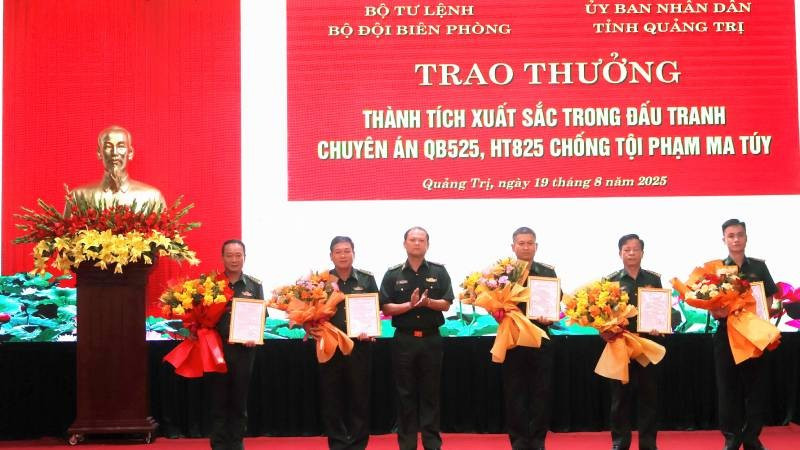 Trung tướng Nguyễn Anh Tuấn, Bí thư Đảng ủy, Chính ủy Bộ đội Biên phòng trao thưởng cho các tập thể có thành xuất sắc trong thực hiện 2 chuyên án về tội phạm ma túy