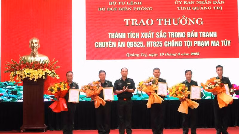 Trung tướng Nguyễn Anh Tuấn, Bí thư Đảng ủy, Chính ủy Bộ đội Biên phòng trao thưởng cho các tập thể có thành xuất sắc trong thực hiện 2 chuyên án về tội phạm ma túy
