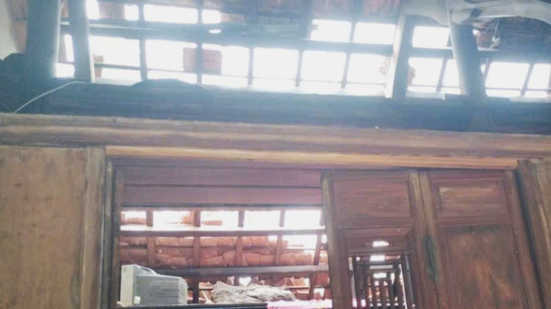 Một ngôi nhà ở xã Tuyên Phú bị tốc mái.