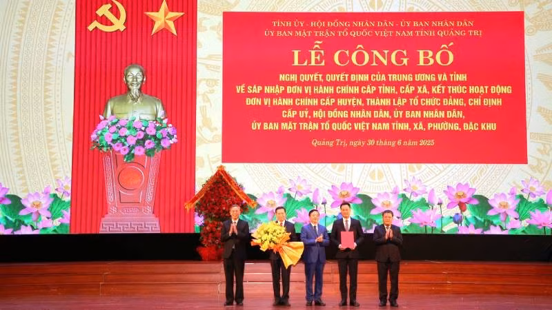 Phó Thủ tướng Trần Hồng Hà trao Quyết định thành lập Đảng bộ tỉnh Quảng Trị.