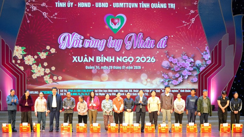 Tại chương trình, các đồng chí lãnh đạo tỉnh Quảng Trị trao quà Tết cho hộ nghèo.