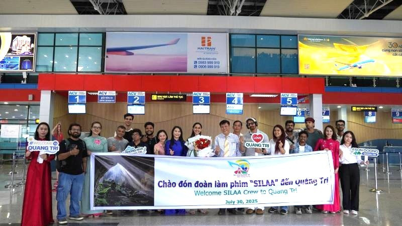 Lãnh đạo Sở Văn hóa, Thể thao và Du lịch tỉnh Quảng Trị đón và tặng hoa chúc mừng đoàn làm phim tại Cảng hàng không Đồng Hới.