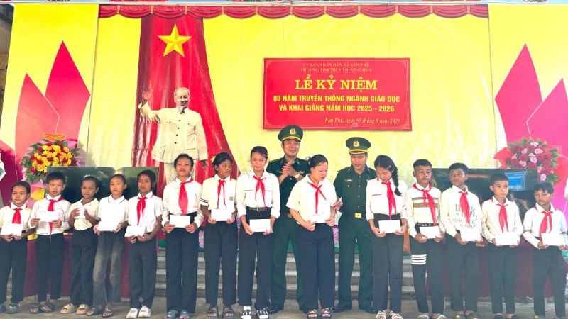 Học sinh người Rục tại xã Kim Phú, tỉnh Quảng Trị vượt khó học giỏi được trao thưởng tại lễ khai giảng năm học mới sáng 5/9.