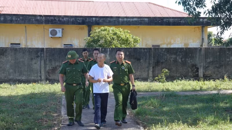 Đối tượng bị dẫn giải về nhà tạm giam Công an tỉnh Quảng Trị.