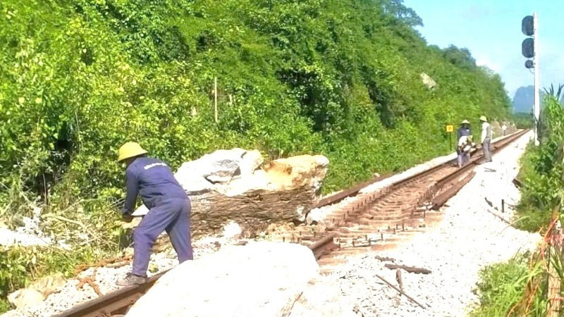 Công nhân cắt xẻ tảng đá và sửa đường để thông tuyến đường sắt bắc-nam đoạn qua xã Tuyên Hóa, tỉnh Quảng Trị.