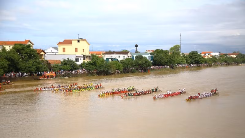 Các thuyền bơi nam vào điểm buông phao xuất phát. 