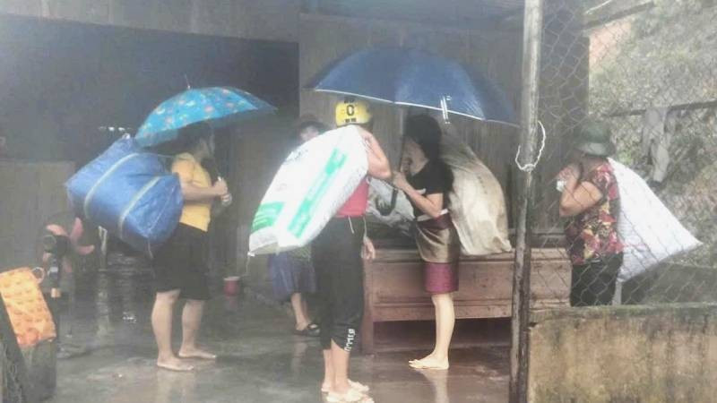 Sáng 30/8, xã Hương Lập, tỉnh Quảng Trị tiến hành sơ tán các hộ dân vùng có nguy cơ sạt lở đất ở thôn Cù Bai.