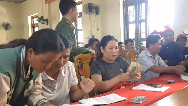 Đồng bào Bru-Vân Kiều ở xã Kim Ngân, tỉnh Quảng Trị nhận quà Quốc khánh của Đảng và Nhà nước.