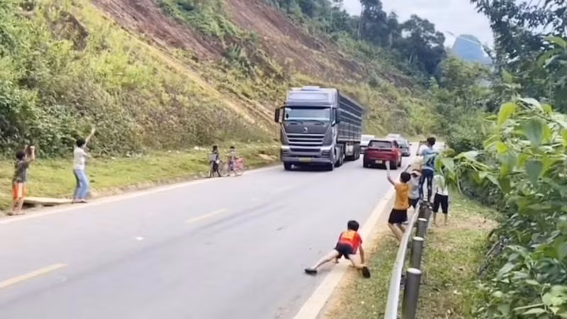 Trên một số tuyến đường ở tỉnh Quảng Trị xuất hiện tình trạng trẻ em đứng sát lề đường hoặc 2 bên đường để vẫy tay, tiềm ẩn nguy cơ tai nạn giao thông. 