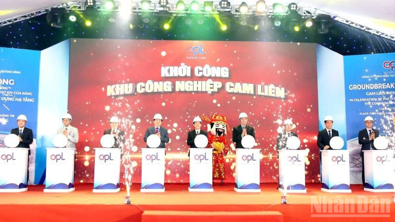 Các đại biểu thực hiện nghi thức khởi công dự án.