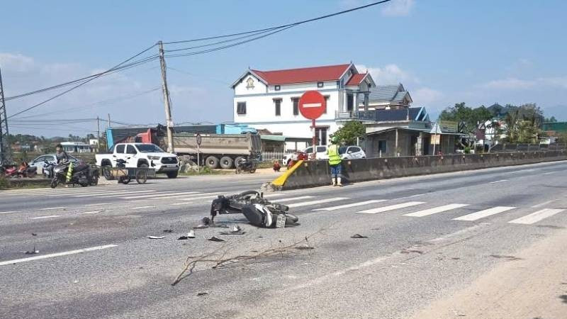 Hiện trường vụ tai nạn giao thông trên Quốc lộ 1 trưa nay ở phía bắc tỉnh Quảng Trị 