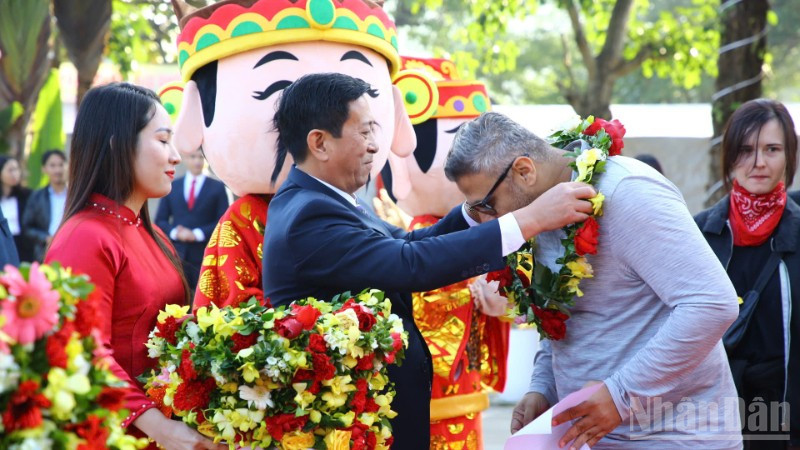 Giám đốc Vườn quốc gia Phong Nha-Kẻ Bàng Phạm Hồng Thái chào đón những vị khách du lịch đầu tiên đến thăm Di sản thiên nhiên thế giới.