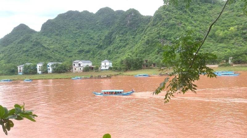 Thuyền chở khách tham quan động Phong Nha khi sông Son còn đỏ nặng màu phù sa sau bão số 5.