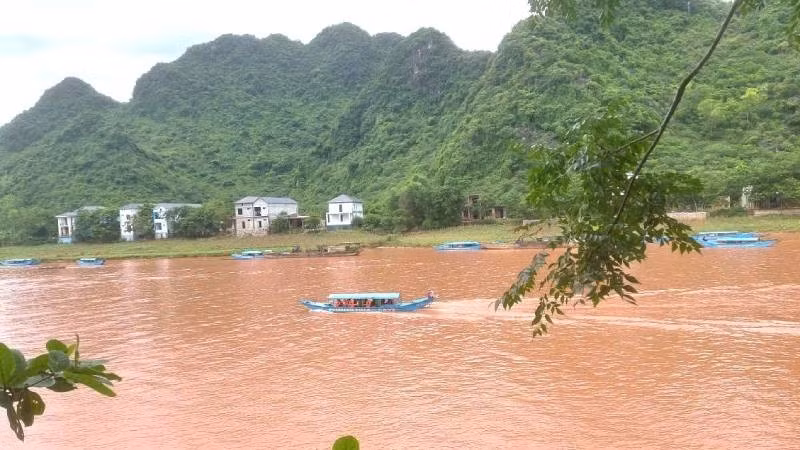 Thuyền chở khách tham quan động Phong Nha khi sông Son còn đỏ nặng màu phù sa sau bão số 5.